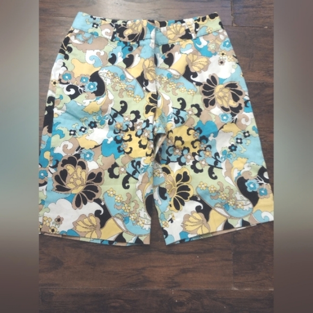 Acorn Floral Patterned Women Shorts Size 6...